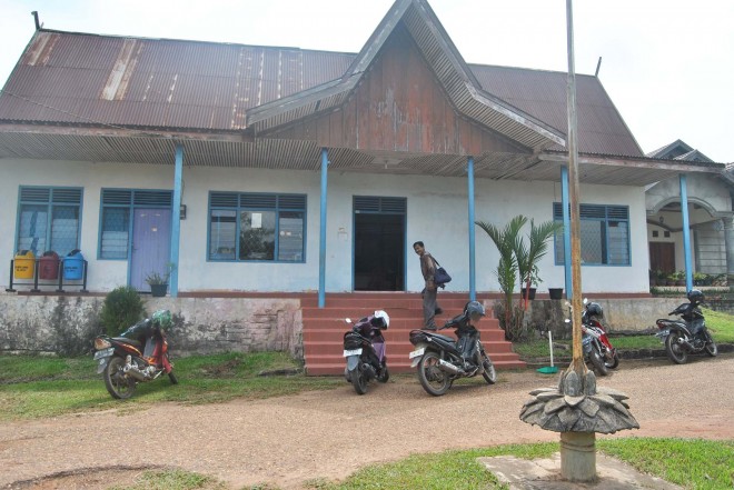 Kantor Lurah Kenali Asam Bawah yang kondisinya memprihatinkan dan juga sudah masuk kategori tidaklayak pakai. Selain itu juga berada ditanah milik warga.